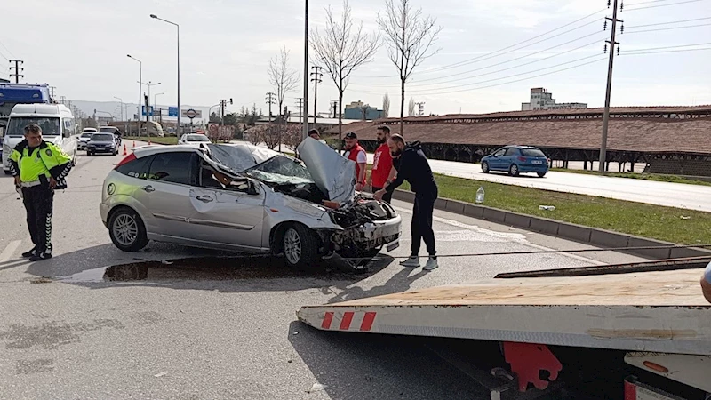 Seyir halindeki otomobil kamyonete çarptı: 1 yaralı
