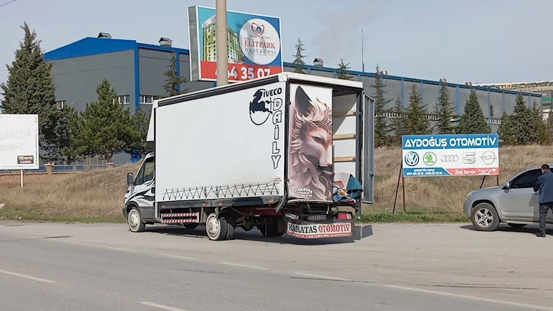 Seyir halindeki otomobil kamyonete çarptı: 1 yaralı
