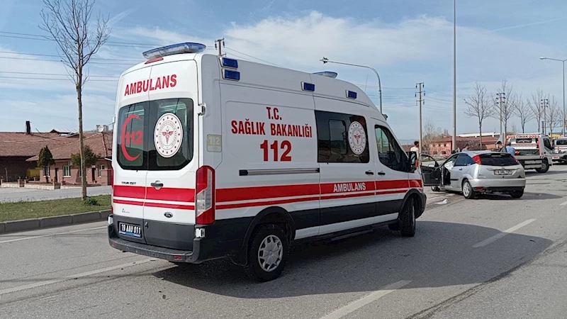 Seyir halindeki otomobil kamyonete çarptı: 1 yaralı
