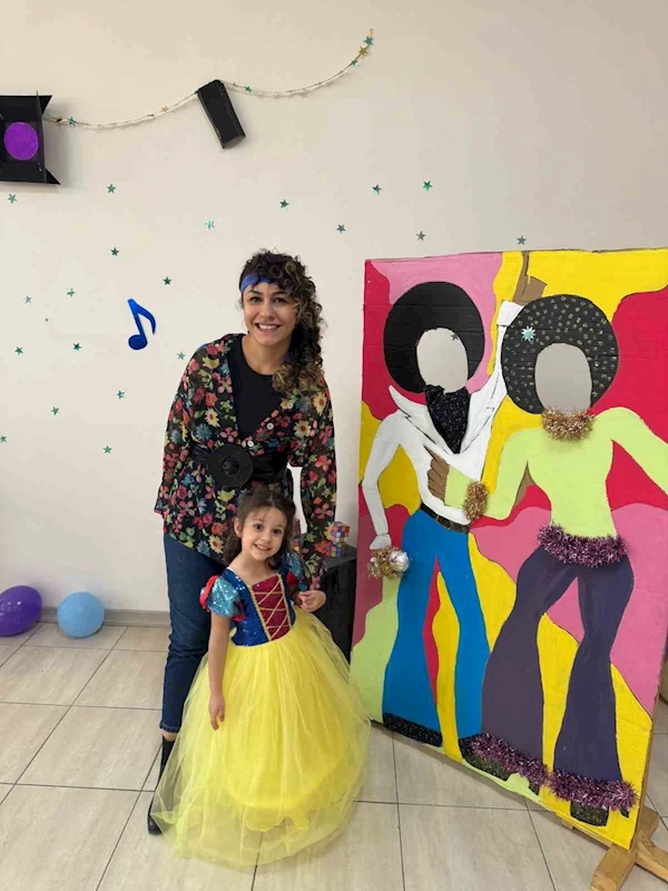 Çocuk üniversitesinden 90’lar konsepti
