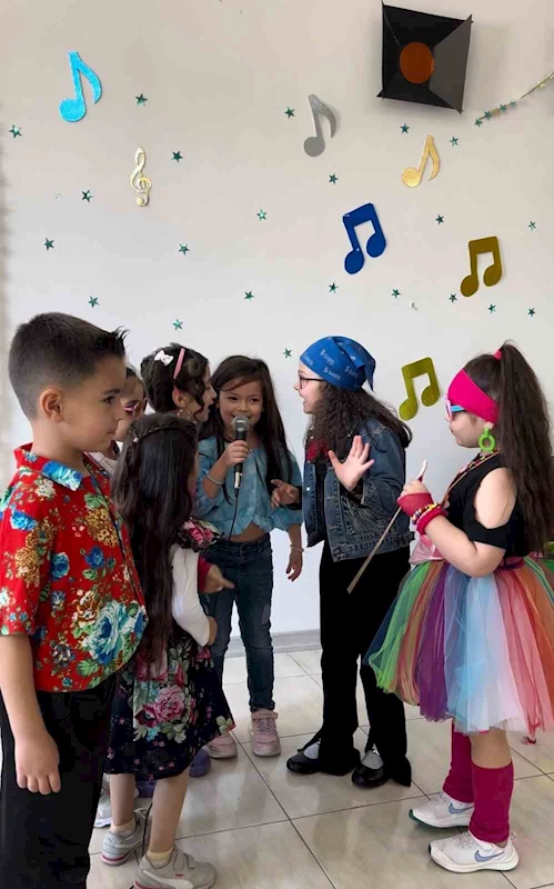 Çocuk üniversitesinden 90’lar konsepti
