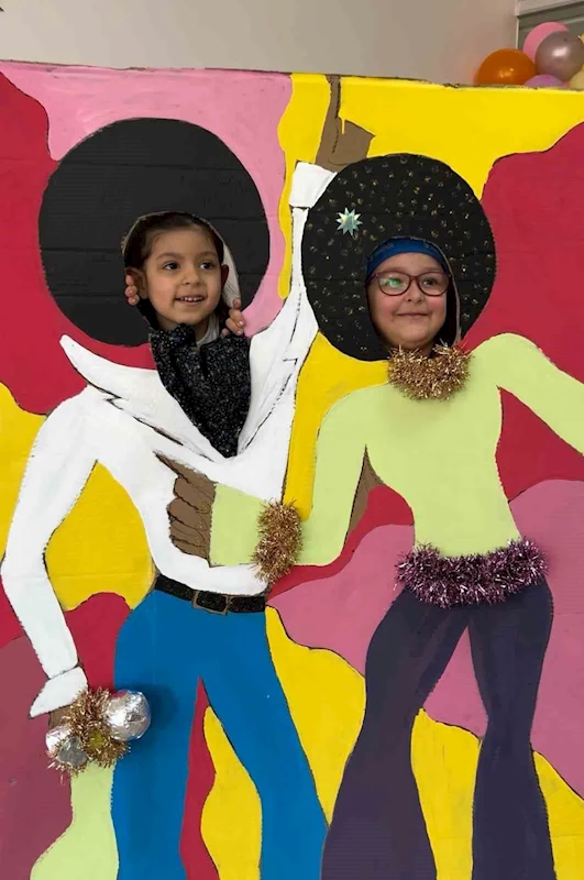 Çocuk üniversitesinden 90’lar konsepti
