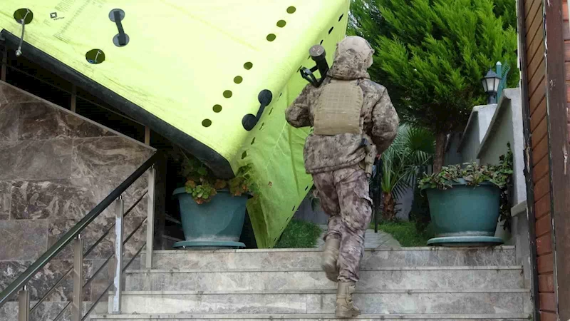 Samsun’da eşinin polise şikayet ettiği kuaför, 8. katın penceresinde intihara kalkıştı
