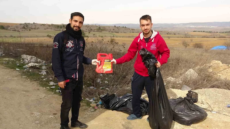 Yol kenarındaki atıklardan rahatsız olan iki öğrenci kolları sıvadı, 160 kilogram çöp topladı
