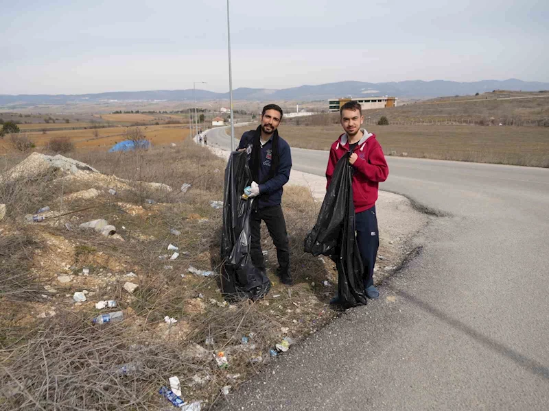 Yol kenarındaki atıklardan rahatsız olan iki öğrenci kolları sıvadı, 160 kilogram çöp topladı
