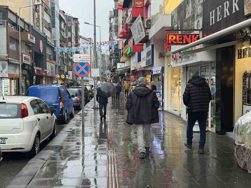 Yağışlı havaya hazırlıksız yakalandılar
