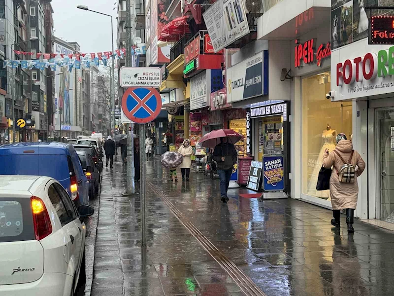 Yağışlı havaya hazırlıksız yakalandılar
