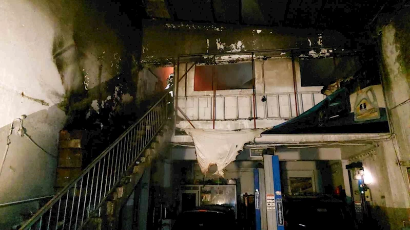 Samsun’da oto tamirci dükkanı alev alev yandı
