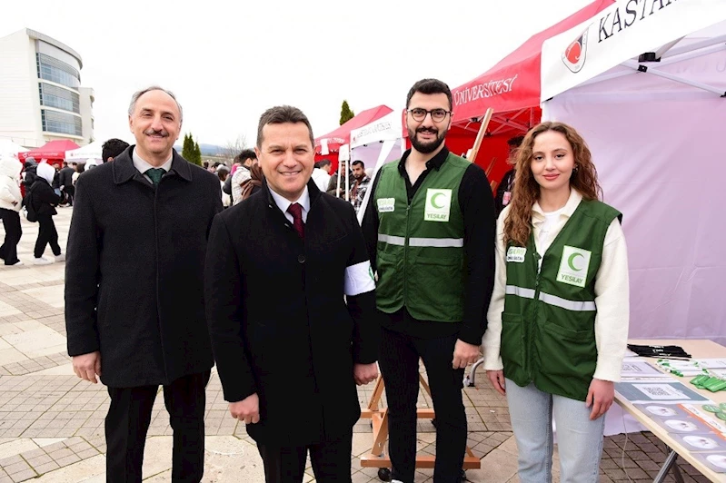 Rektör Topal, öğrenci topluluklarının standını ziyaret etti
