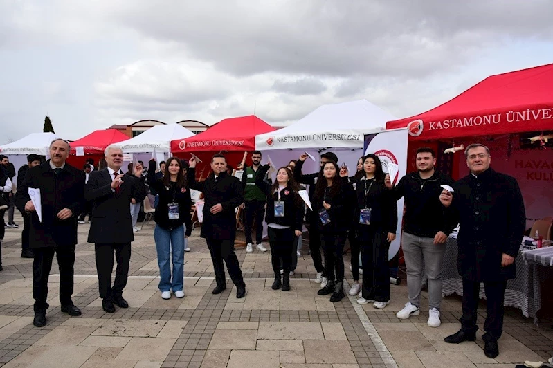 Rektör Topal, öğrenci topluluklarının standını ziyaret etti
