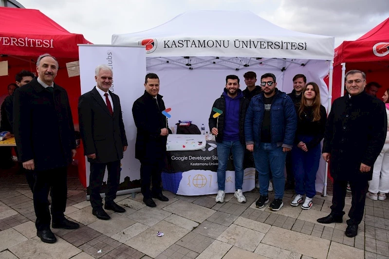 Rektör Topal, öğrenci topluluklarının standını ziyaret etti
