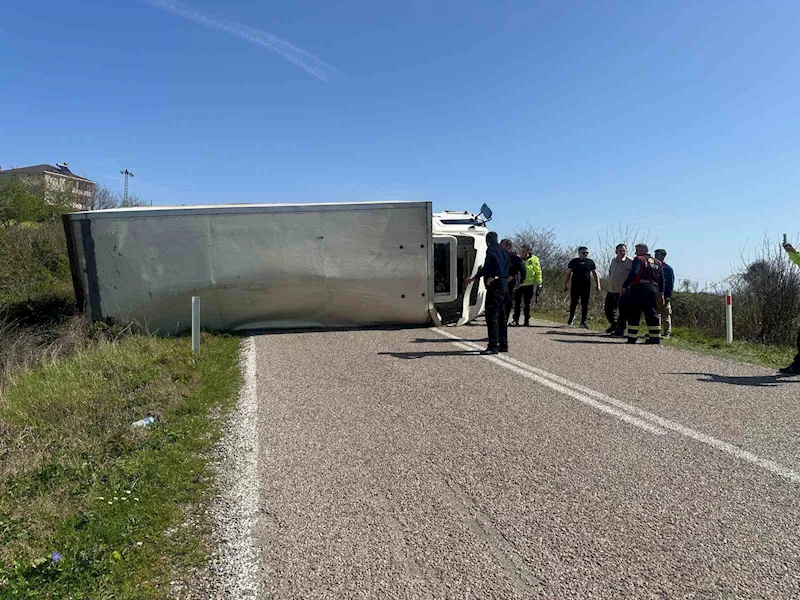 Sinop’ta devrilen kamyonun sürücüsü yaralandı
