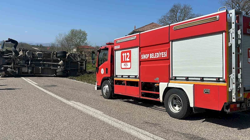 Sinop’ta devrilen kamyonun sürücüsü yaralandı

