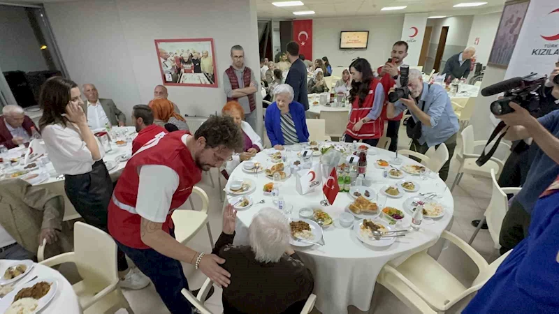Ünlü İtalyan şef huzurevi sakinleri ile iftarda buluştu
