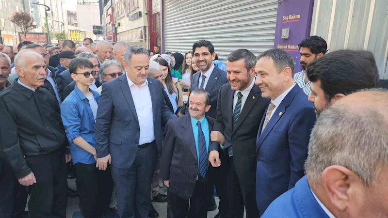 Milletvekilleri ve belediye başkanı partililer ve vatandaşlarla bayramlaştı
