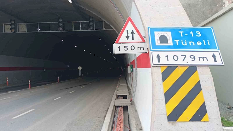 Artvin’de tünel içinde araç yandı
