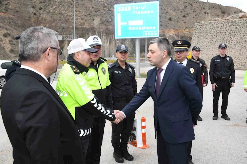 Gümüşhane Valisi Tanrısever bayram ziyaretlerinde bulundu
