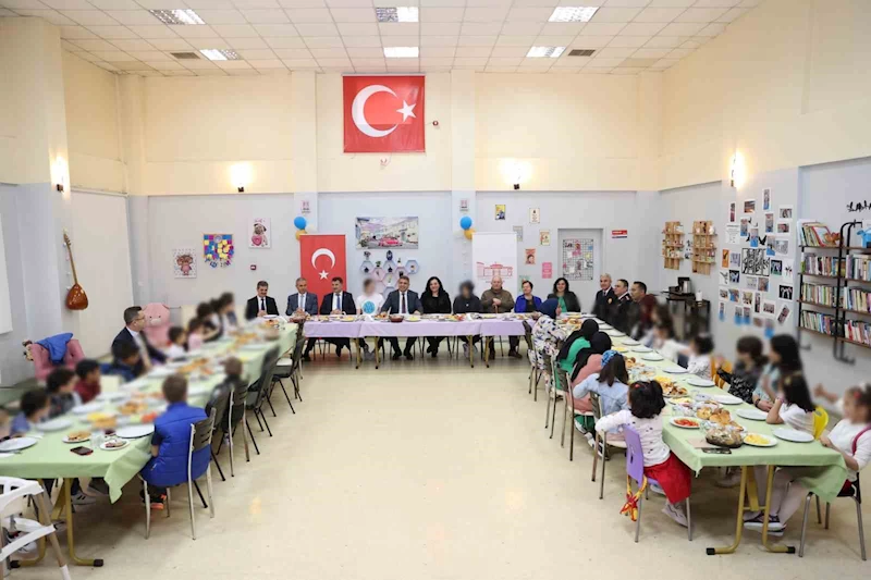 Sevgi evlerinde bayram sevincine ortak oldular
