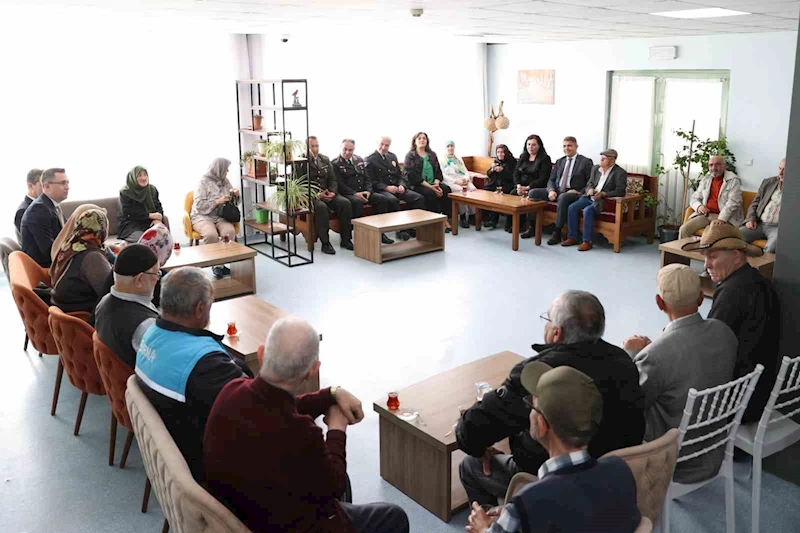 Vali Aslan huzurevi sakinlerini unutmadı
