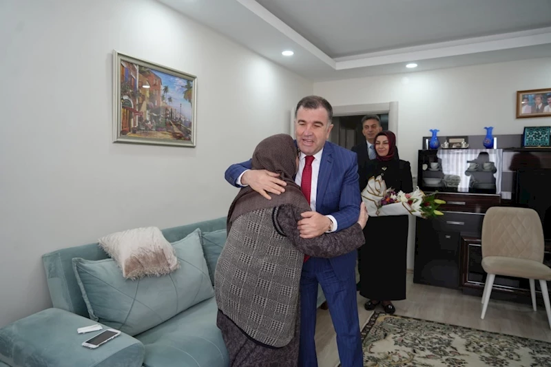 87 yaşındaki şehit annesiyle valinin muhabbetti gülümsetti
