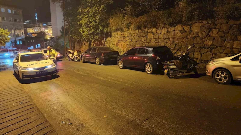 Alkollü sürücü, yol kenarındaki motosiklete vurdu 