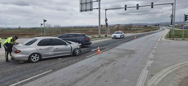 Hafif ticari araç ve otomobil çarpıştı: 5 yaralı
