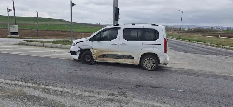 Hafif ticari araç ve otomobil çarpıştı: 5 yaralı
