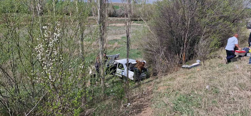 Kontrolden çıkan otomobil tarlaya uçtu: 4 yaralı

