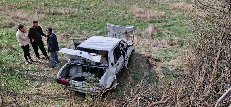 Kontrolden çıkan otomobil tarlaya uçtu: 4 yaralı
