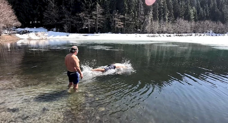 Artvin’de bir grup adrenalin meraklısı buz tutmuş göle girdi
