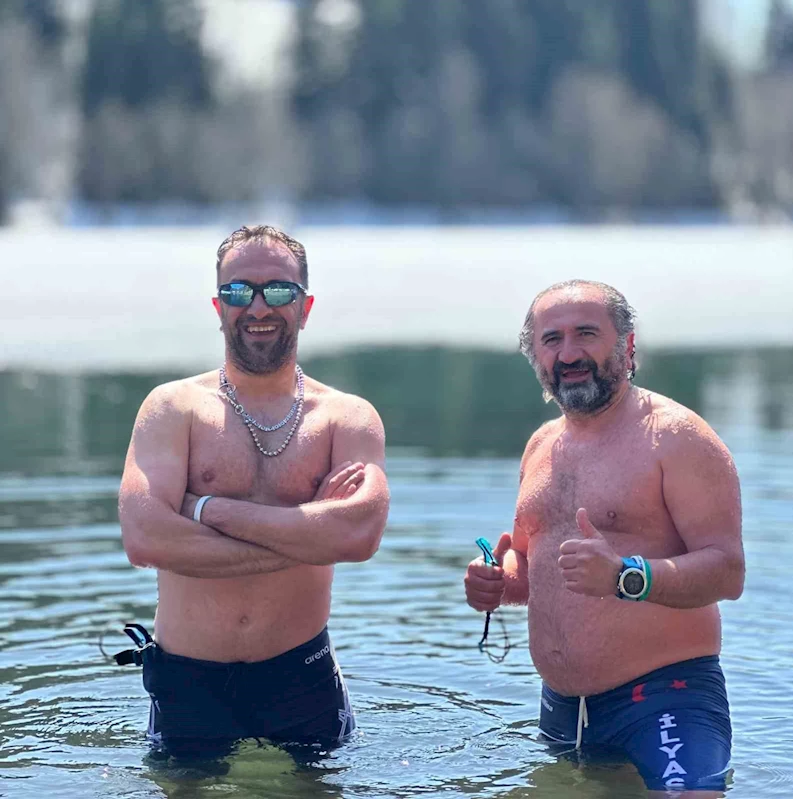 Artvin’de bir grup adrenalin meraklısı buz tutmuş göle girdi
