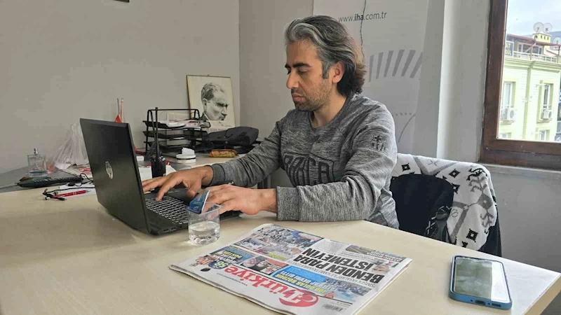 Spor muhabirinin saha kenarında üşüyen top toplayıcıya montunu vermesi beğeni topladı
