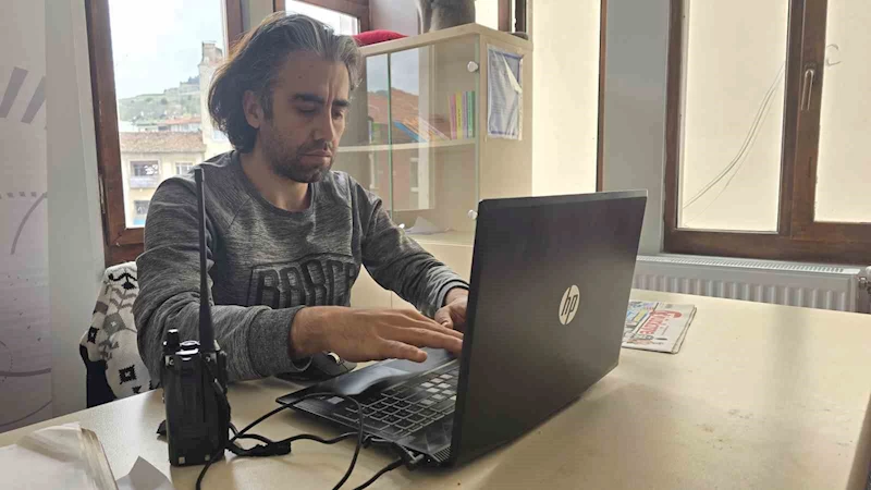 Spor muhabirinin saha kenarında üşüyen top toplayıcıya montunu vermesi beğeni topladı
