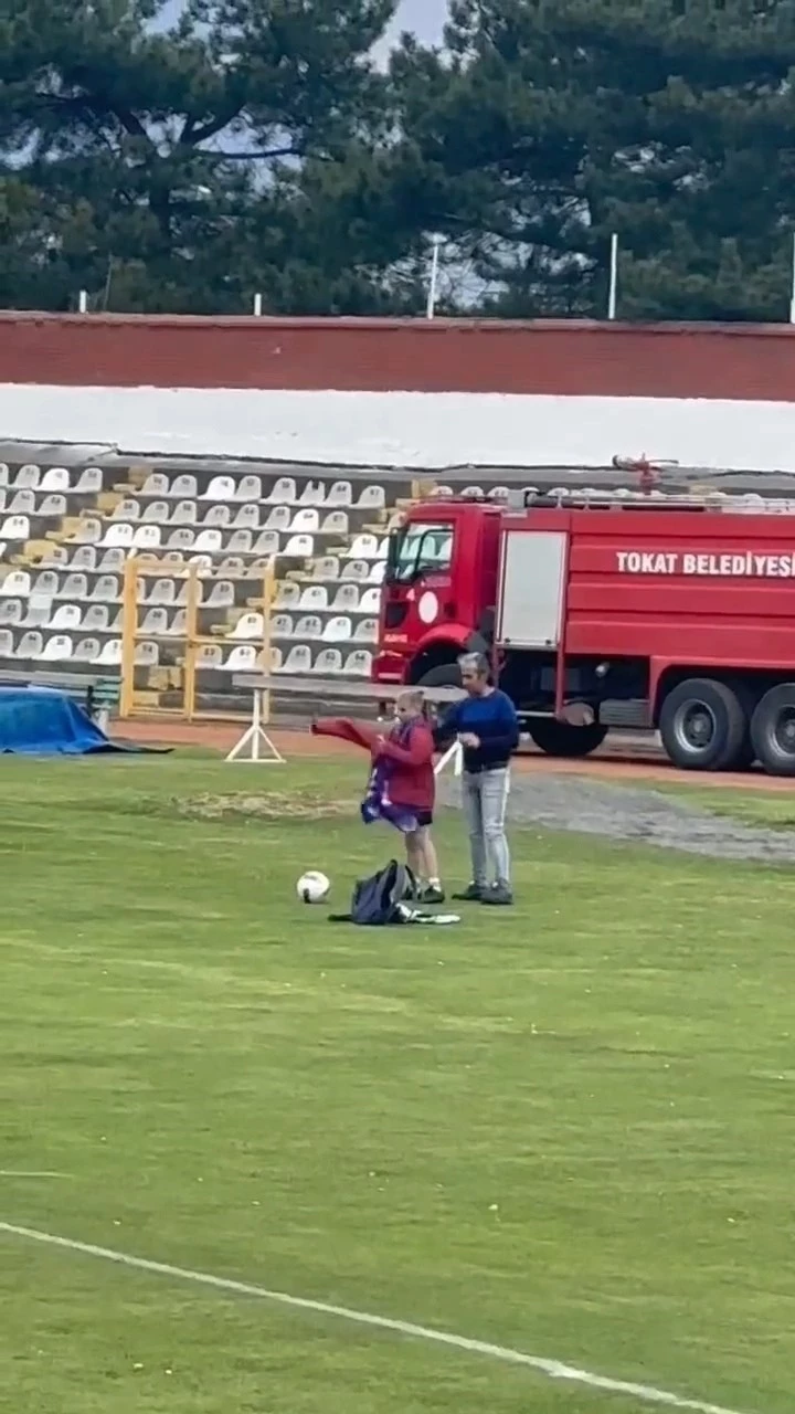Spor muhabirinin saha kenarında üşüyen top toplayıcıya montunu vermesi beğeni topladı
