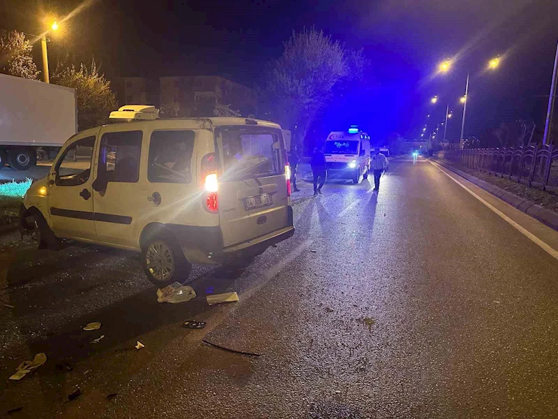 Kontrolden çıkan hafif ticari araç, refüje çarptı: 2 yaralı
