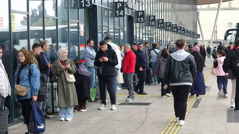 9 günlük resmi tatilin son gününde Trabzon Şehirlerarası Otobüs Terminali’nde yoğunluk yaşandı

