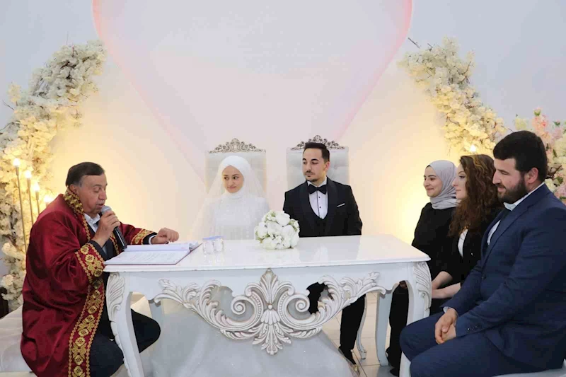 Başkan İkiz, ilk nikahını kıydı
