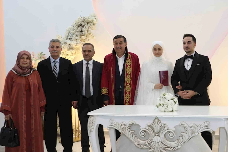 Başkan İkiz, ilk nikahını kıydı
