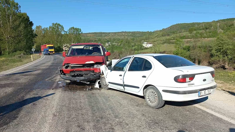 Minibüsle otobüs kafa kafaya çarpıştı: 5 yaralı