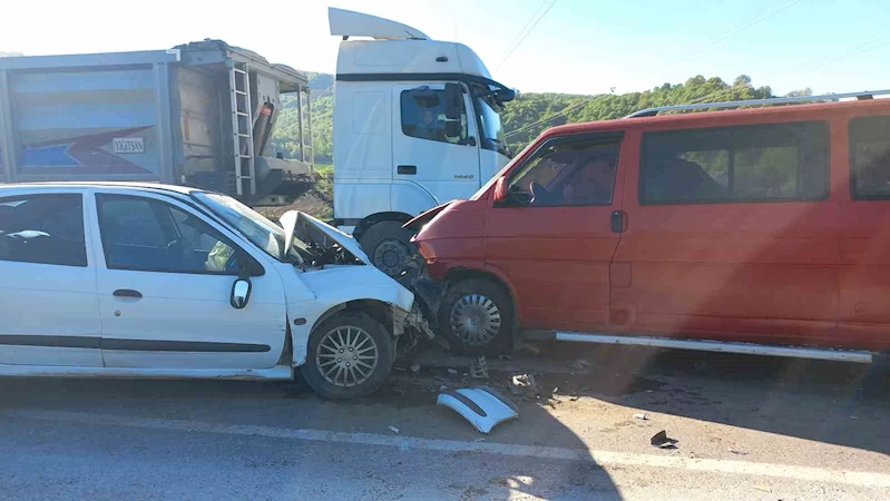 Minibüsle otobüs kafa kafaya çarpıştı: 5 yaralı