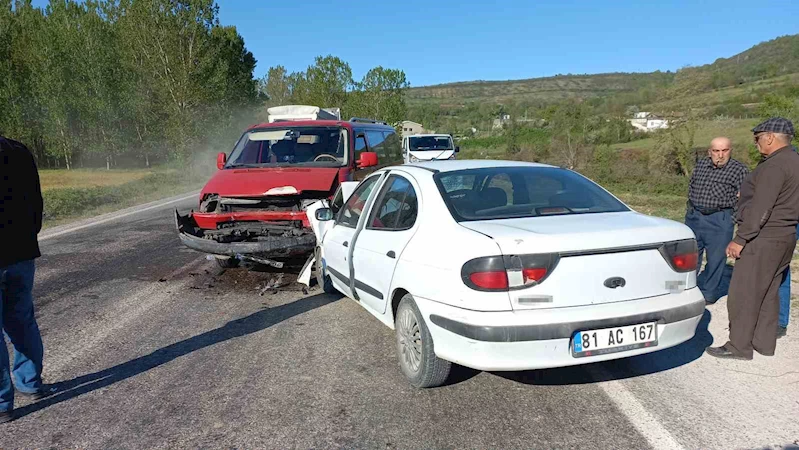 Minibüsle otobüs kafa kafaya çarpıştı: 5 yaralı
