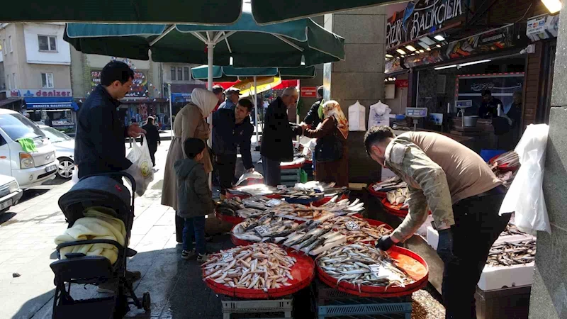 Denizlerde av yasağı başladı, tezgahlar kültür balıklarına kaldı

