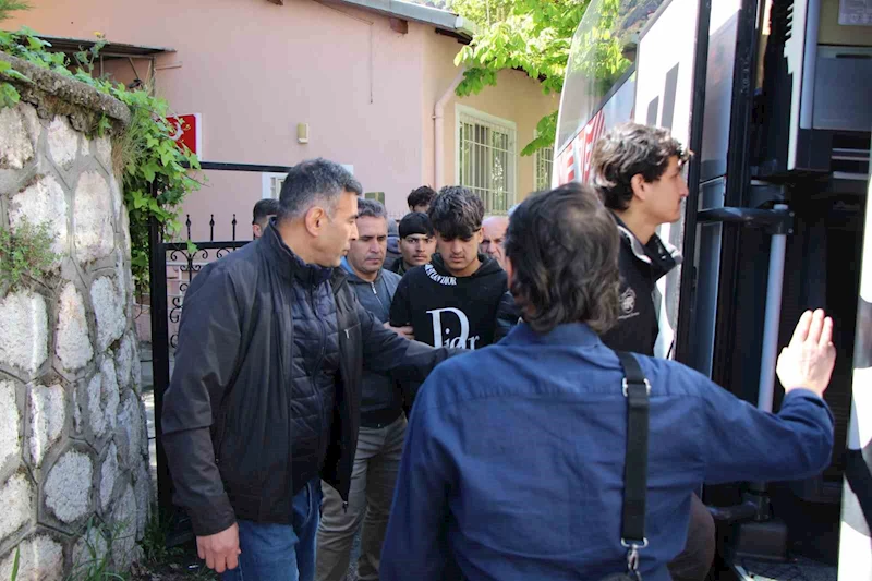 Amasya’da İl Göç İdaresi binasından kaçan 25 kaçak göçmenden 24’ü yakalandı, bakanlık soruşturma başlattı
