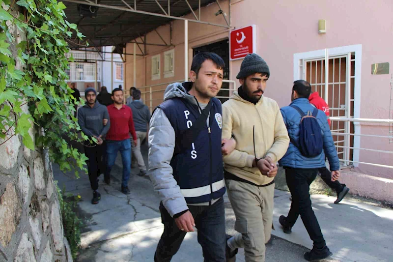 Amasya’da İl Göç İdaresi binasından kaçan 25 kaçak göçmenden 24’ü yakalandı, bakanlık soruşturma başlattı
