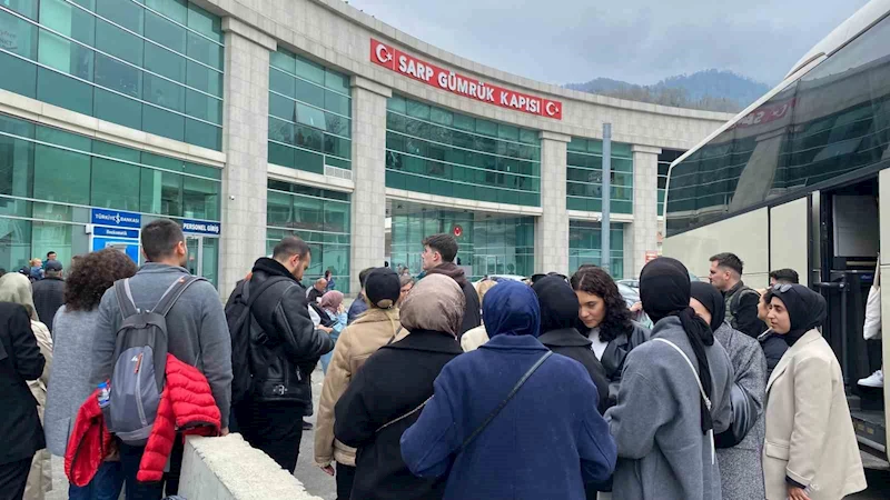 Sarp Sınır Kapısından bayram tatilinde 183 bin yolcu giriş-çıkış yaptı
