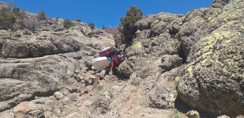 150 metrelik uçuruma yuvarlanan traktörden baba-oğul hafif yaralı kurtuldu
