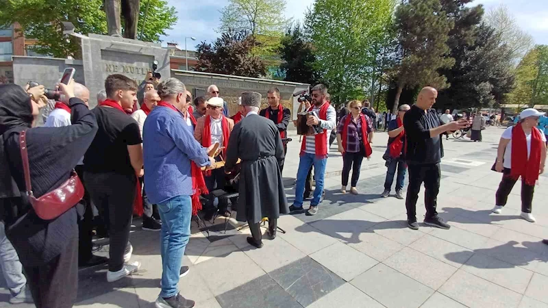 70’lik delikanlıların dansı ilgi çekti
