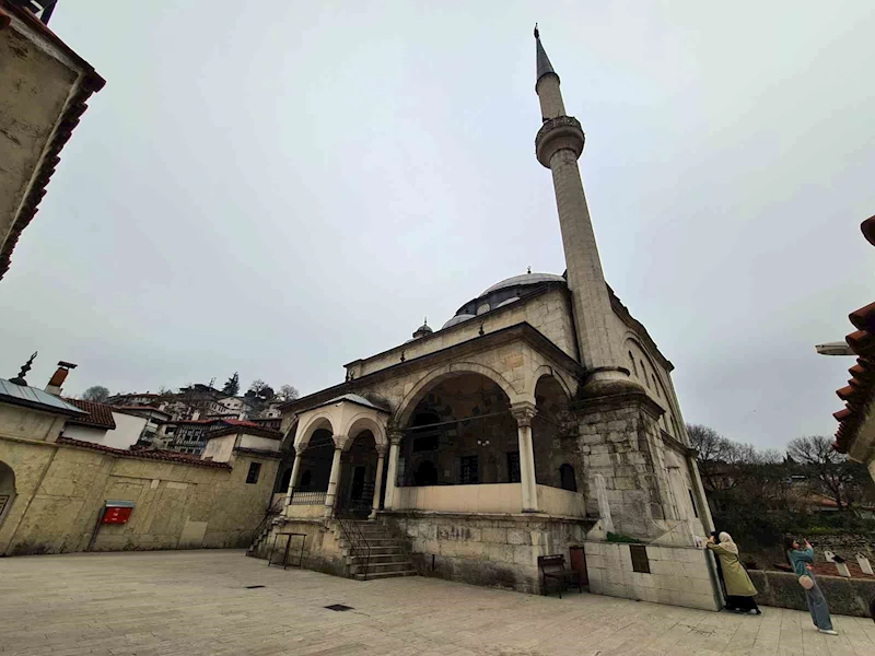 Asırlara meydan okuyan cami hem minaresinin eğikliği hem de fevkani tarzıyla dikkat çekiyor
