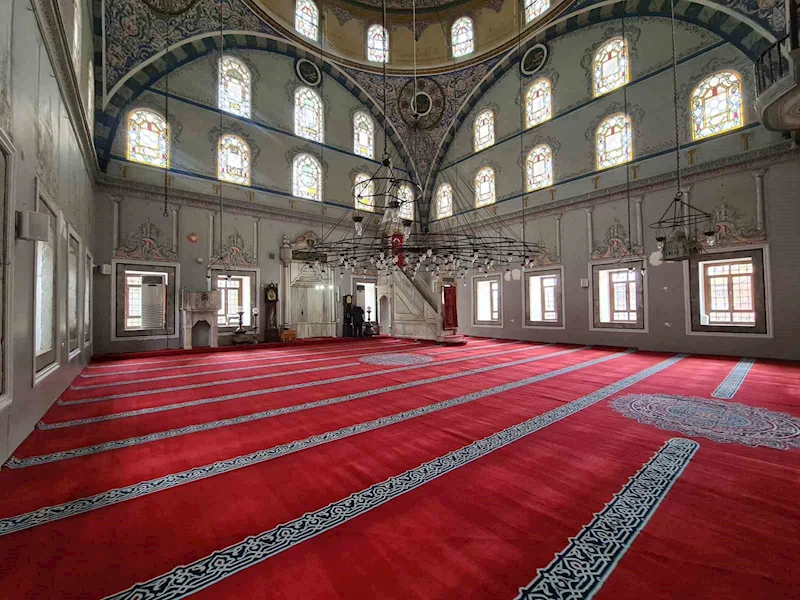 Asırlara meydan okuyan cami hem minaresinin eğikliği hem de fevkani tarzıyla dikkat çekiyor
