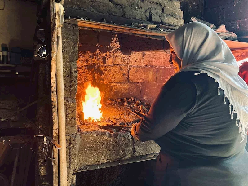 Leyla usta ve eşi teknolojiye rağmen demircilik mesleğini yıllardır sürdürüyor
